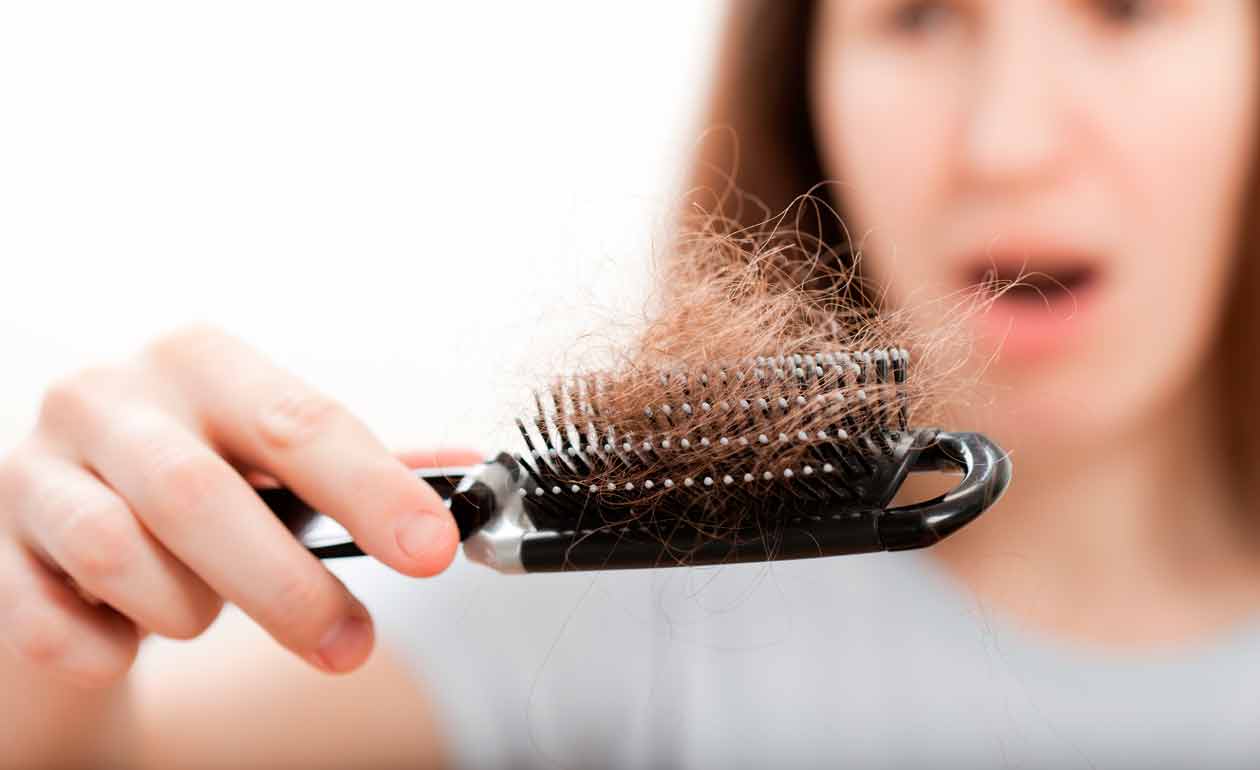 É normal ter queda de cabelo no pós-parto?