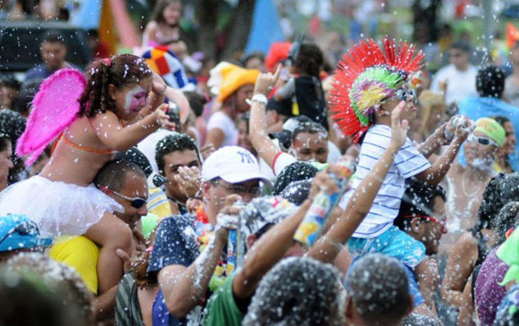 Criança morre após brincar com spray de espuma em carnaval