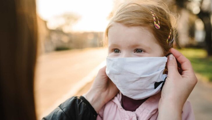 Menores de 5 anos não devem usar máscara, diz nova orientação da OMS