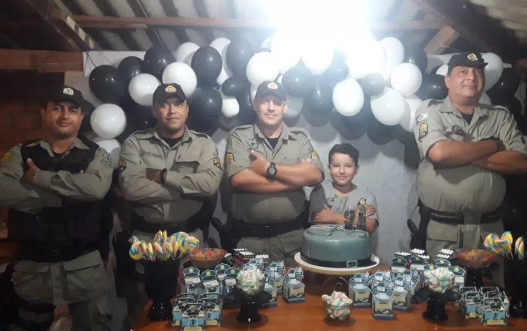 Mãe realiza sonho do filho ao convidar PMs para aniversário