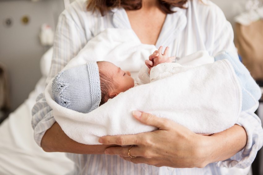 Problemas nas mãos são comuns em mães e gestantes